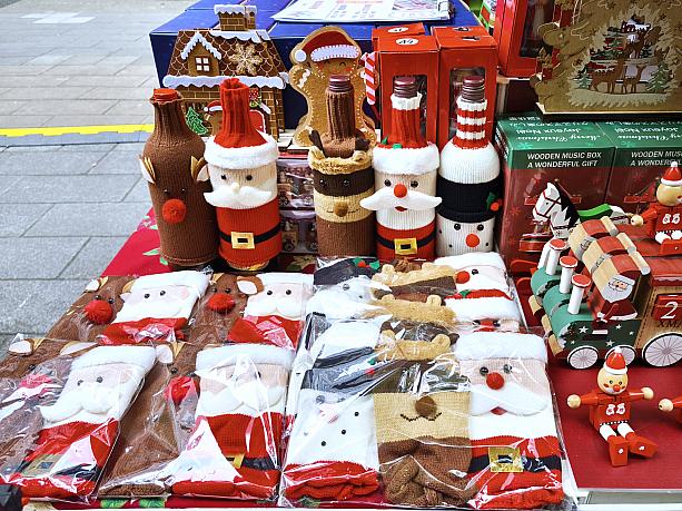 サンタさんのワインボトルカバー。これだけでクリスマス気分が盛り上がるってもの！