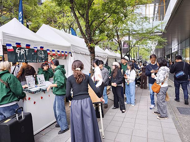 グルメを中心とした66店が歩道沿いに立ち並び、ヨーロッパのクリスマスマーケットさながら華やいだ雰囲気が味わえます。台湾に居ながら、各国のクリスマスの伝統と文化を感じるチャンスです！さらに台湾での流行りを感じられるし、何よりクリスマスを楽しみにしている台湾人のワクワク感が伝わってきて、こちらも楽しくなってきちゃいますよ！