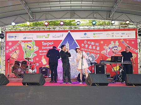 その傍らには特設ステージが設けられていました。フランス人アーティストのライブをはじめとしたジャズ・フォークソング・シンフォニー・ダンス……などなどクリスマスにちなんだ音楽ステージが予定されています！無料で見学できますよ。