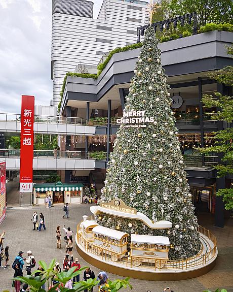 エリアの中央に当たる新光三越A11付近には、クリスマスツリーが設置されていました。記念撮影する人がたーくさん！