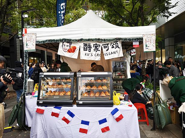 クロワッサンの店も大盛況。焼き上がりを待つ人々で大行列が。