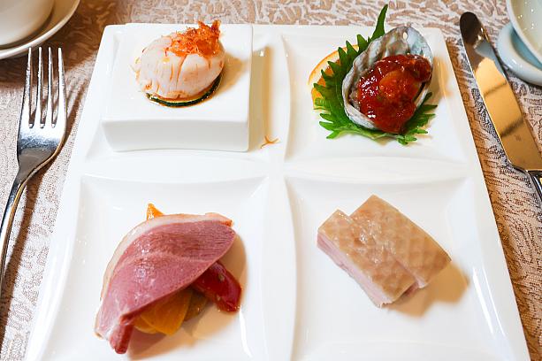 <b>海陸四季拼盤(紹興醉雞腿、櫻桃鴨胸、XO醬鮮帶子、五味九孔)</b><br>4種類の海の幸と山の幸のごちそう冷製です。特に「よっぱらい鶏(紹興醉雞腿)」は江浙料理レストラン「江南春」で毎年2千羽も売り上げる人気商品！歯ごたえがありながら柔らかな肉は、ほのかな紹興酒の香りを纏い上品な味わい。ナビの超超超お気に入り！