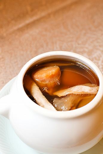 <b>蓬萊干貝佛跳牆</b><br>台湾料理レストラン「蓬萊邨」からは高級食材がふんだんに使われたぶっとびスープを。ホタテやナマコをはじめとした海の幸・山の幸がぎっしり詰め込まれ、それぞれの素材の旨味スープに溶け込んでいます。具だくさんの食べるスープです。