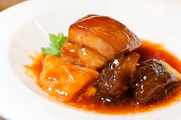 <b>東坡肉花膠烏參</b><br>「江南春」自慢の豚の角煮・トンポーローを高級珍味の花膠(魚の浮袋)とナマコと共に。とぅるんととろけるお肉＋ぷるぷるの花膠＋ぷりゅっとしたナマコ、いろんな食感が味わえるのも楽しい1品です。