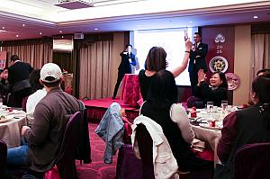 3階のバンケットルーム「金龍廳」で開かれたお披露目会はさながら、「尾牙(ウェイヤー)」ムード。「尾牙」って？忘年会のことですよー。台湾の忘年会に付き物の大抽選会も行われ盛り上がりました。