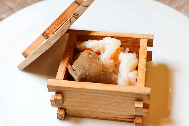 <b>麻油明蝦米糕</b><br>「蓬萊邨」もう1つのおすすめはタイショウエビのおこわです。ゴマ油で揚げられたエビはぷっりぷり♪ゴマ油の香りに食欲を刺激され、蒸籠の木の香りに癒される幸せ～♡