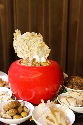 <b>蓬萊干貝佛跳牆</b><br>台湾料理レストラン「蓬萊邨」からは高級食材がふんだんに使われたぶっとびスープを。ホタテやナマコをはじめとした海の幸・山の幸がぎっしり詰め込まれ、それぞれの素材の旨味スープに溶け込んでいます。具だくさんの食べるスープです。