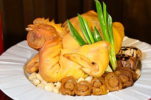 「年菜」は旧暦の大晦日「除夕(チューシー)」に家族が集まっていただくお料理のこと。新しい1年がよきものとなるよう願いを込めて、縁起の良い食材で彩られたさまざまなごちそうがテーブルをにぎわせます。詳しくは下記をチェックしていただくとして……↓