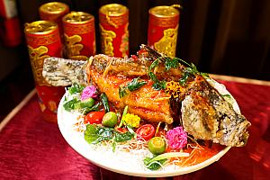 「年菜」は旧暦の大晦日「除夕(チューシー)」に家族が集まっていただくお料理のこと。新しい1年がよきものとなるよう願いを込めて、縁起の良い食材で彩られたさまざまなごちそうがテーブルをにぎわせます。詳しくは下記をチェックしていただくとして……↓