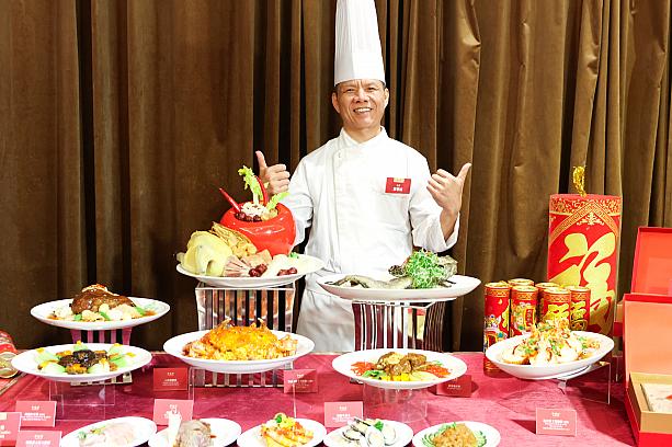 本日はそんな「年菜」をちょっとずつ組み合わせたコース料理でいただきまーす！<br>※以下のセットメニューは特別コースのため販売はありません。記載の各レストランでお楽しみいただけます。(ちなみに写真は広東料理レストラン「珍珠坊」の年菜セット＆お茶目なシェフ)