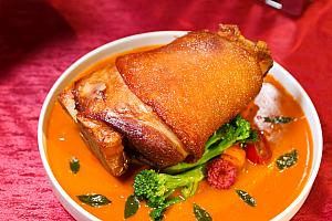 「年菜」は旧暦の大晦日「除夕(チューシー)」に家族が集まっていただくお料理のこと。新しい1年がよきものとなるよう願いを込めて、縁起の良い食材で彩られたさまざまなごちそうがテーブルをにぎわせます。詳しくは下記をチェックしていただくとして……↓