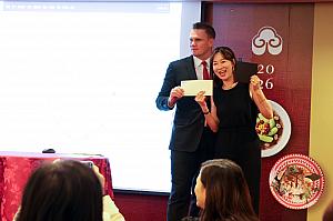 3階のバンケットルーム「金龍廳」で開かれたお披露目会はさながら、「尾牙(ウェイヤー)」ムード。「尾牙」って？忘年会のことですよー。台湾の忘年会に付き物の大抽選会も行われ盛り上がりました。