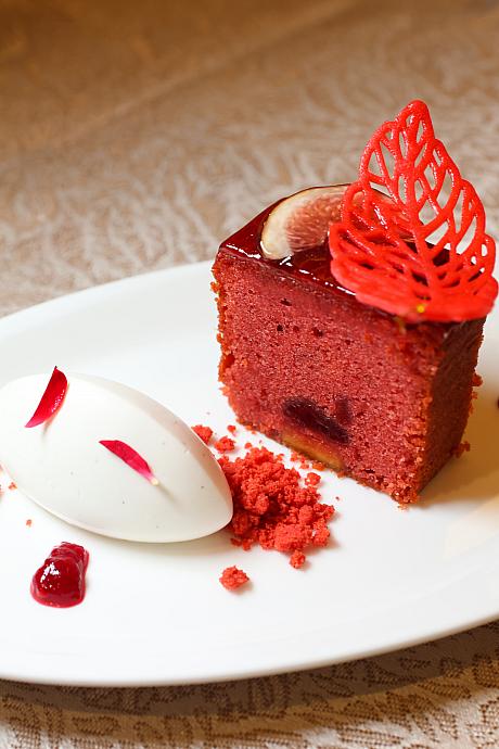 <b>紅絲絨紅心芭樂蛋糕</b><br>ベーカリー「點心坊」からは、台湾らしい赤い色したグァバを使ったレッド・ヴェルヴェット・ケーキが振る舞われました。赤い色がおめでたい～！中には真っ赤な甘酸っぱいドライイチゴが味のアクセントになっています。しっとりとした食感です。