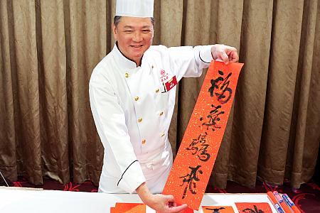 ほかに春聯(縁起のよい対句を書いた紙)書きも。春節を迎えるための準備は万端です。ちなみに来年2026年の旧正月元旦は2月17日(火)、前後併せて9連休となります。台北ナビ読者で「年菜」を用意する人は少ないかと思いますが、予約はホテル公式サイトからスタートしていますよ。