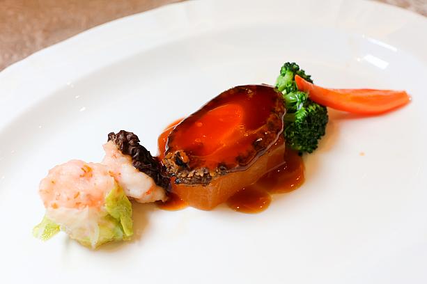 <b>珍鮑扒花菇</b><br>広東料理レストラン「珍珠坊」のイチオシは、あわびと干しシイタケのとろみあんかけです。肉厚のアワビはかみしめるほどに旨味があふれ、思わず笑みがこぼれる味わい。土台に敷かれたしみしみの大根もホッとする味わいでポイント高し。