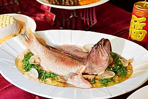 ちなみに「蓬萊邨」は台湾版ミシュランガイドとも言えるグルメの格付け「500盤」で2025年サステナブル賞(永續餐廳獎)を受賞して、ますます注目のレストランなんですよ。「スジアラと冬瓜の蒸し物(鹹冬瓜蒸紅條)」は500盤で選ばれたひと皿。