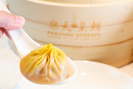 シェフ曰く、独特の臭味を消し去ること、またうな丼の特徴でもあるタレの甘さ具合をいかに小籠包に取り入れるかに試行錯誤を繰り返してきたとか。驚きの小籠包は12月1日～19日までの期間限定メニューですよ。味わうなら急いでー！