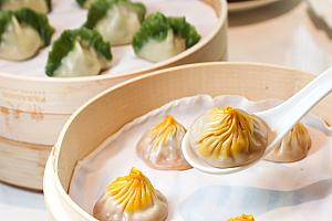 【台湾グルメ】期間限定ユニークな小籠包を「楽天皇朝(樂天皇朝 PARADISE DYNASTY)」でいただきま～す！ 楽天皇朝 樂天皇朝 ParadiseDinasty パラダイスダイナスティ 信義区 煙燻星鰻小籠包 燻製アナゴの小籠包 八色小籠包 翡翠白玉花蔬蒸餃 ヒスイ白菜の蒸餃子 台湾グルメ 台北グルメ 台湾旅行 台湾観光 台北旅行台北観光