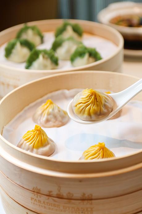 <b>燻製アナゴの小籠包(煙燻星鰻小籠包)288元/5個</b><br>日本のうな丼から発想を得たという小籠包です。蒲焼にしたアナゴとほんの少しの米粒を豚肉と共に包んでいます。クルミのスモークチップで燻製することで炭火焼の香ばしさを表現。ひと口頬張ったときに感じるほのかな香りもおいしさを引き立てます。