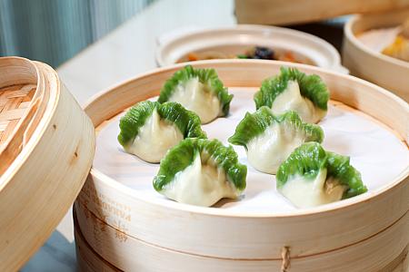 <b>ヒスイ白菜の蒸餃子(翡翠白玉花蔬蒸餃)168元/籠</b><br>何かに似ていませんか？そう、「国立故宮博物院」に展示されている国宝、ヒスイできたあの白菜！定番の中華点心の1つ、チンゲン菜をベースにした野菜の蒸餃子をアレンジして白菜餃子に♡かわいい～！皮の色付けはクチナシの花の色素を使用しています。あっさりとした味わいで何個でも食べられちゃう不思議。おすすめの1品です。