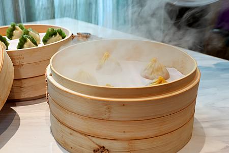 「楽天皇朝(樂天皇朝 PARADISE DYNASTY)」の小籠包は蒸したてアチアチなのも嬉しいポイントのひとつですよ～！