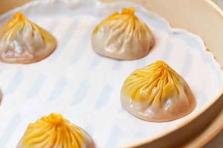 「楽天皇朝(樂天皇朝 PARADISE DYNASTY)」の小籠包は蒸したてアチアチなのも嬉しいポイントのひとつですよ～！