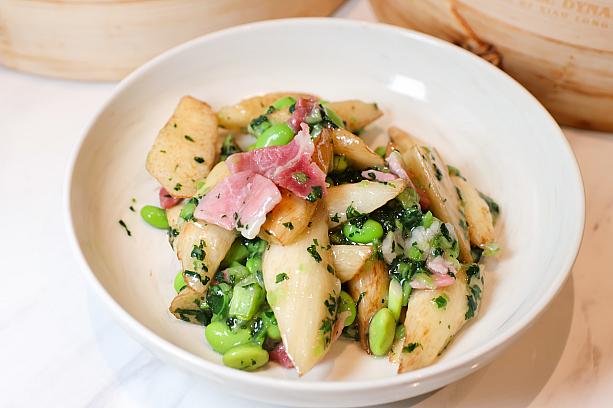 <b>雪菜・枝豆・マコモダケの炒め物(雪菜毛豆茭白筍)330元/份</b><br>高菜に似た中華野菜の雪菜、枝豆、マコモダケの炒め物です。素材それぞれの味が楽しめるあっさりとした塩味に仕上げています。