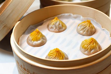 シェフ曰く、独特の臭味を消し去ること、またうな丼の特徴でもあるタレの甘さ具合をいかに小籠包に取り入れるかに試行錯誤を繰り返してきたとか。驚きの小籠包は12月1日～19日までの期間限定メニューですよ。味わうなら急いでー！