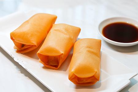 <b>エビのエアリー春巻き(鮮蝦空氣春捲)188元/份</b><br>近ごろ話題のエアリー春巻き。「楽天皇朝PARADISE DYNASTY」では新鮮なエビと豚肉、黒キクラゲを餡に、春巻きの皮でふわっと巻き上げました。皮と餡の間に空間を作ることでさっくり＆カリっとした歯触りが楽しめる揚げ春巻きに。そのままでも十分おいしいのですが、タレをつければほのかな酸味と辛味が味わいを引き締めます。