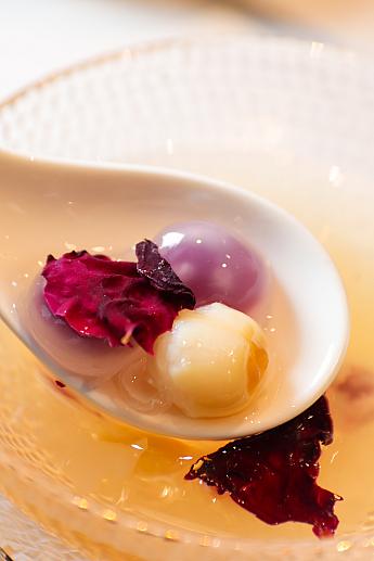 <b>バラと白キクラゲのデザートスープ(玫瑰銀耳露)108元/份</b><br>ゼラチン質たっぷりの白キクラゲをじっくり煮込んだデザートスープです。エディブルフラワーのバラの花びら(ドライ)と台湾の伝統スイーツ涼圓(※)を浮かべたヘルシースイーツは、植物性コラーゲンたっぷりだから美容にもよさそう♡<br>※タピオカ粉やサツマイモ粉と片栗粉を混ぜて作った半透明の皮にあんこを入れたひんやりデザート。とぅるん＆ぷにゅっとした食感が楽しめます。