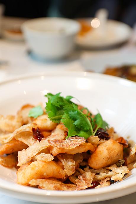 <b>ゴーヤとナマズのフライ(金黃涼瓜炸魚片)388元/份</b><br>元々はシェフのおうちごはん。ゴーヤ(ニガウリ)を揚げたシンプルなものでしたが、レストランメニューに昇格ということで、ナマズのフライと合体～！淡泊なナマズと塩気の効いたニガウリの相性は抜群、スナック感覚でいくらでもいけます。ビールのお供にしたいChillなフードです。