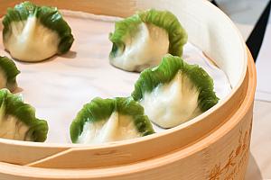 【台湾グルメ】期間限定ユニークな小籠包を「楽天皇朝(樂天皇朝 PARADISE DYNASTY)」でいただきま～す！ 楽天皇朝 樂天皇朝 ParadiseDinasty パラダイスダイナスティ 信義区 煙燻星鰻小籠包 燻製アナゴの小籠包 八色小籠包 翡翠白玉花蔬蒸餃 ヒスイ白菜の蒸餃子 台湾グルメ 台北グルメ 台湾旅行 台湾観光 台北旅行台北観光