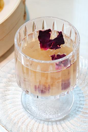 <b>バラと白キクラゲのデザートスープ(玫瑰銀耳露)108元/份</b><br>ゼラチン質たっぷりの白キクラゲをじっくり煮込んだデザートスープです。エディブルフラワーのバラの花びら(ドライ)と台湾の伝統スイーツ涼圓(※)を浮かべたヘルシースイーツは、植物性コラーゲンたっぷりだから美容にもよさそう♡<br>※タピオカ粉やサツマイモ粉と片栗粉を混ぜて作った半透明の皮にあんこを入れたひんやりデザート。とぅるん＆ぷにゅっとした食感が楽しめます。