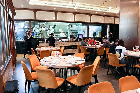 【台湾グルメ】期間限定ユニークな小籠包を「楽天皇朝(樂天皇朝 PARADISE DYNASTY)」でいただきま～す！ 楽天皇朝 樂天皇朝 ParadiseDinasty パラダイスダイナスティ 信義区 煙燻星鰻小籠包 燻製アナゴの小籠包 八色小籠包 翡翠白玉花蔬蒸餃 ヒスイ白菜の蒸餃子 台湾グルメ 台北グルメ 台湾旅行 台湾観光 台北旅行台北観光