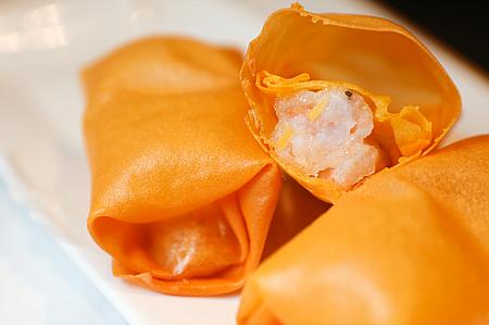 <b>エビのエアリー春巻き(鮮蝦空氣春捲)188元/份</b><br>近ごろ話題のエアリー春巻き。「楽天皇朝PARADISE DYNASTY」では新鮮なエビと豚肉、黒キクラゲを餡に、春巻きの皮でふわっと巻き上げました。皮と餡の間に空間を作ることでさっくり＆カリっとした歯触りが楽しめる揚げ春巻きに。そのままでも十分おいしいのですが、タレをつければほのかな酸味と辛味が味わいを引き締めます。