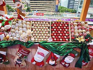 4階のテラスにはベネチアのクリスマスマーケットを彷彿させるエクステリアが。華やか～♪