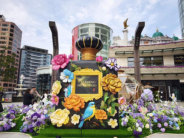 お花いっぱいの「フレグランスガーデン」は絶好のフォトスポット。ビジュ盛りフォトも狙えそう♡11月15日～12月28日の金～日曜日15時・17時・19時ならおみくじ体験もできますよ。2階・夢広場へGO！