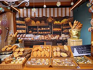 4階のテラスにはベネチアのクリスマスマーケットを彷彿させるエクステリアが。華やか～♪