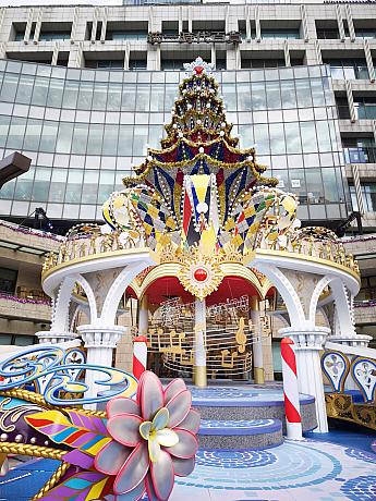 2階・夢広場の中央にそびえるのが13mのメインツリー「Purple Wish」です。ベネチアの仮面カーニバルをモチーフにしています。毎日18:00～21時にはライトアップショーも開催！