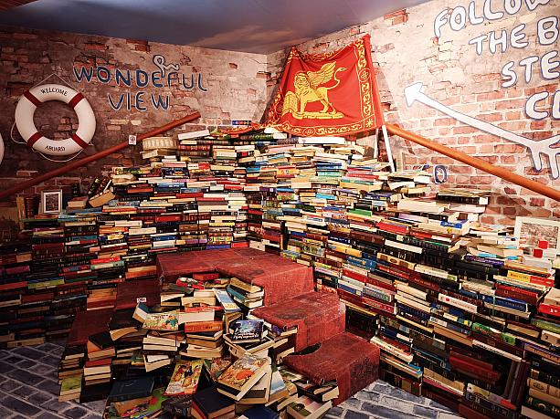 「沈船書店」の内部は、ベネチアの「世界で最も美しい書店」として有名な「アクア・アルタ書店」を再現しています。