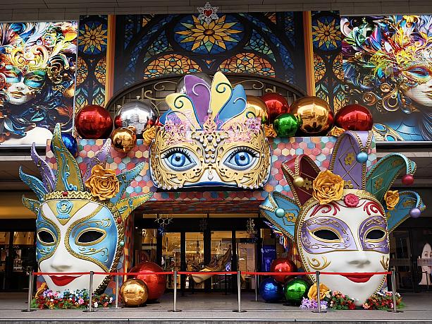 台北クリスマスの代名詞とも言える信義区。中でも「台北統一時代百貨」は、参加型の展示が楽しめるとあって毎年多くの人でにぎわいます。