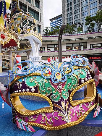 2階・夢広場の中央にそびえるのが13mのメインツリー「Purple Wish」です。ベネチアの仮面カーニバルをモチーフにしています。毎日18:00～21時にはライトアップショーも開催！