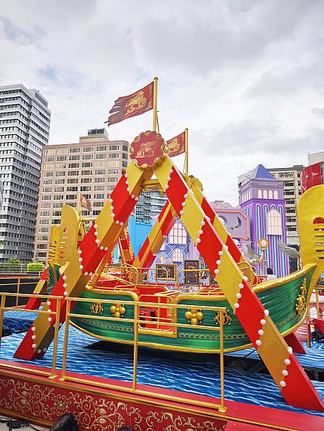 同じく2階・夢広場にあるのが「ベネチアンカーニバル・ゴンドラ」。イベント期間中の16～21時半(土・日曜日は14～22時)に無料で乗船できますよ～！統一時代百貨またはDREAM PLAZAのレシートを提示するかイベントのQRコードをスキャンしてから乗車してくださいね。詳細は係員まで。