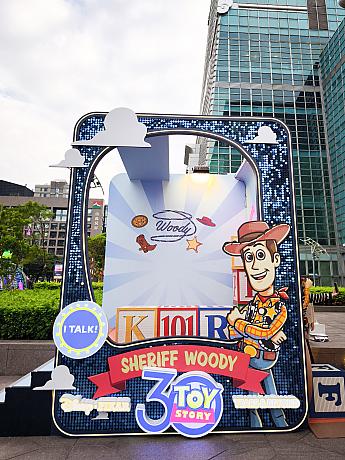 ウッディと2ショットが撮れちゃうフォトブースもあります。本日は、なぜだか誰も中に入らず外から単独ウッディの撮影に励む人々……なもので、ナビもおじゃまにならぬようパチリ。