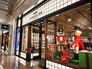 ほかにも、台北101ショッピングモールを歩いてみれば、クリスマスに彩られたウインドウに出逢えます。(ナビが訪れた時は、思ったより少なかったのですが……)併せてチェックしてみてはいかがですか？小籠包で有名な鼎泰豐にもツリーがあって、小籠包が雪だるまになっていてかわいい～♡