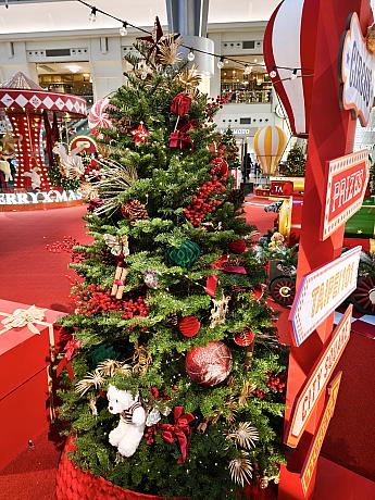 小さなかわいらしいツリーも点在し、クリスマス気分を盛り立ててくれます。大人も子供も楽しめる仕掛けがいっぱいのインスタレーションです。