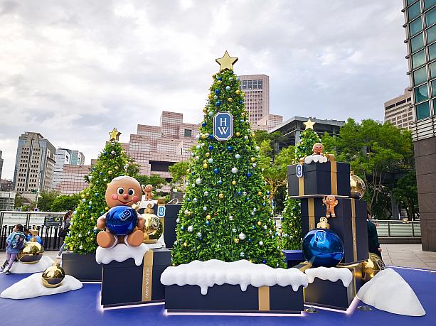 クリスマスと言ったらやっぱりツリーでしょう！1F信義広場にはジュエリーブランド「Harry Winston」とコラボしたクリスマスツリーが飾られています。