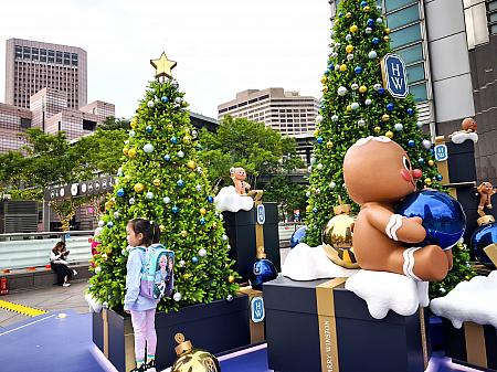 Winder Wonderlandから着想を得たという3本のツリーとそこで遊ぶジンジャーマンクッキーがキュート♡ツリーのすぐそばまで行って撮影ができますよ。