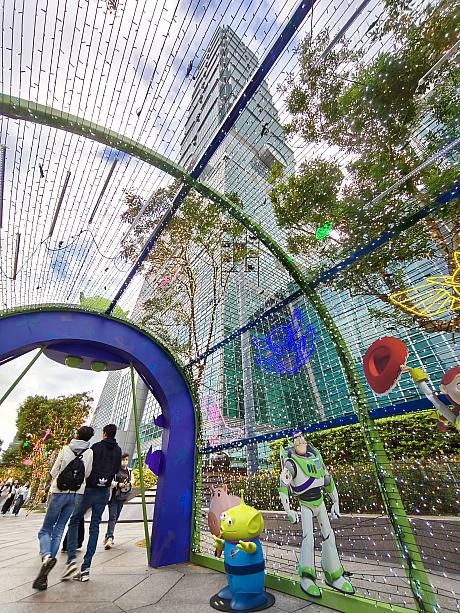 台北101へやってきましたー！今なら、ディズニーとタッグを組んだクリスマスデコが楽しめますよ。周辺の道路と広場は、トイストーリー(玩具總動員)をテーマにしたかわいらしいデコレーションがいっぱいです。