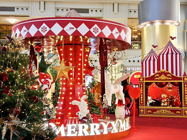 回転木馬などなど、乗り物のオブジェがい～っぱい。メリーゴーランドはゆっくり回っているから動画撮影にぴったり！